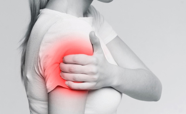 Female grasping her shoulder in pain for our article on peptides for muscle recovery and joint pain