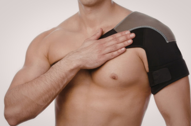 Man with rotator cuff injury for our article on peptides for muscle recovery and joint pain