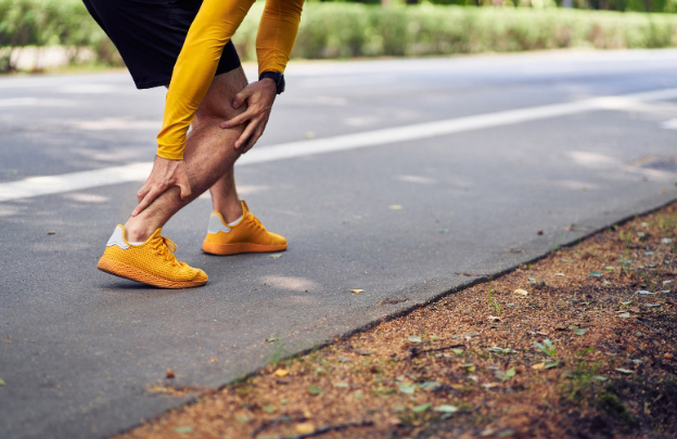 Photo of runner with tendon injury for the blog post on advanced tendon healing protocols